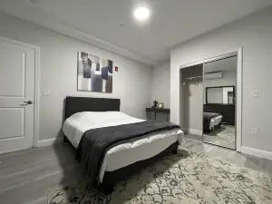 Lovely 2 bedroom condo W parking included