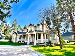 Private Fenced Backyard and Game Room - Gorgeous Mountain Retreat