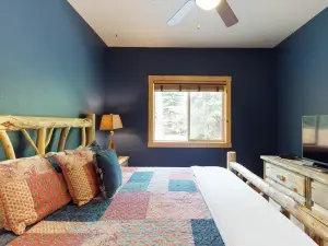 Charming cabin with hot tub - near Payette Lake, golf & skiing