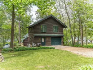 Beautiful Cabin on Scenic WI River/Lake Wisconsin. Close to WI Dells and Madison