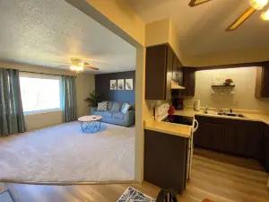 Charming 2-bedroom condo in Fort Madison with WiFi, garage & in-unit laundry