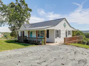 Beautiful Views & Gas Grill: Sparta Getaway!