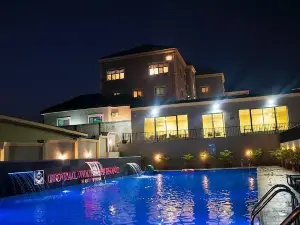 Royal Waterfront Suites