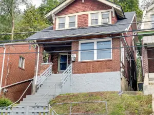 Pet-Friendly Pittsburgh Home ~ 9 Mi to Downtown!