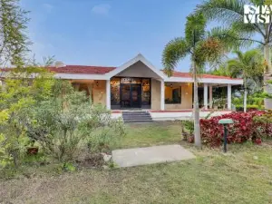 StayVista's The River Villa - Pet-Friendly Riverside Villa with Lawn & Bonfire