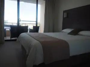 Lovely 2 Bedroom Serviced Apartment & Free Parking