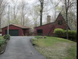 Lakefront House w Dock on large lake in Rocky Fork State Park