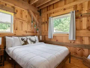 The Rustic Retreat: Elegant cabin with WiFi & AC in an enchanting location!