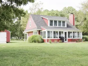 WATERFRONT GETAWAY- Charming Waterfront Cottage on St Clements Bay