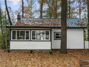 Cozy 2 Bedroom Cabin Right down the Road from TippyDam, Hiking, Crystal Mountain