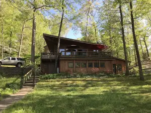 Eagle Point Hideout is a 2300 sqft 4 bedroom Cedar home with picturesque views.