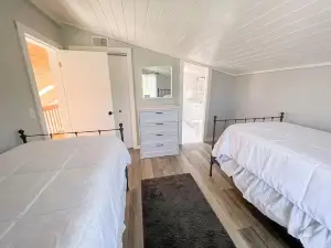 WOW! Amazing property with an amazing view.  You will never want to leave!