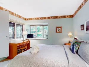 Condo with forest views, washer/dryer, fireplace, deck, & cable