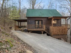 Hot Tub, WiFi, No Pet Fee - Beary Cozy - Romantic Cabin in Red River Gorge, Kentucky!