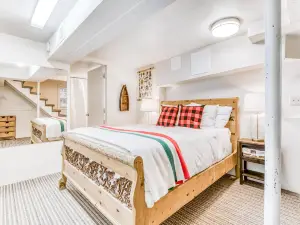 Warm & cozy cottage w/ a wood stove in a great Government Camp location