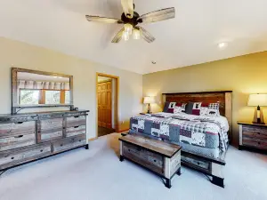 Dog-friendly lodging w/ scenic deck, pool table, lake dock, & free WiFi