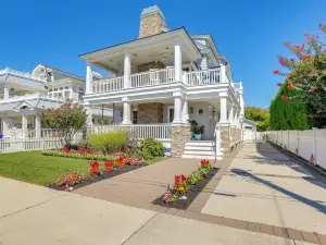 Spacious Avalon Beach House - 2 Blocks to Water!