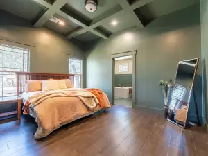 The Vandeveer, Stunning Craftsman Estate in Historic Downtown Burnet