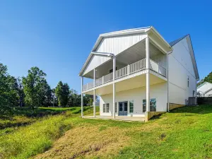 Lake View + Deck: Group Getaway in Grand Rivers!