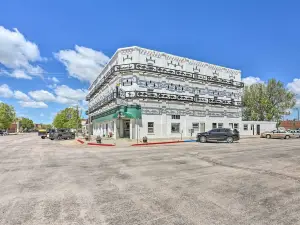 Peaceful Chadron Apartment in Historic Hotel!