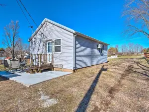 'The Brewer Guesthouse' Tiny Home w/ Patio & Yard!