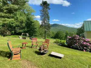 6 Minute Walk to Mountain Top Inn 4 BR, Sleeps 9-10, Pet Friendly, Views & Grill