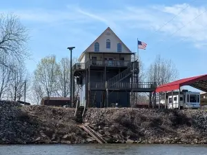 Wonderful cottage on the Tennessee River Crump Tn.