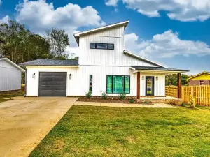 New Build and Modern Retreat near RTJ Golf Course with Game room and bunkbeds