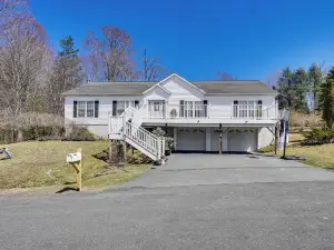 2 Mi to Lochmor Course Pet-Friendly Home, Hot Tub