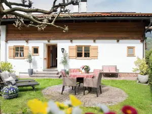 Haus Lesch - Stilvolle Appartements Mit Tollem Bergblick in Kreuth am Tegernsee