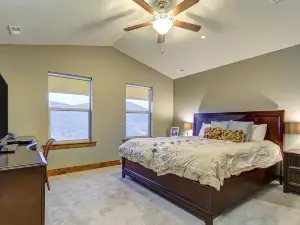 Home w/ fireplace, private hot tub, shared pool, game and fitness facilities