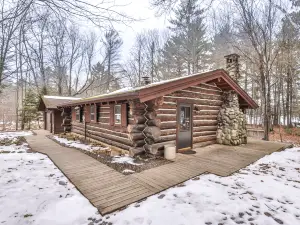 Peaceful Lake Access and Cozy Wood Stove - Idyllic Rustic Retreat
