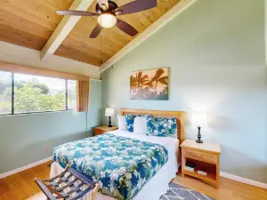 Beautiful home w/ocean & fairway views from lanai, shared pool/hot tub, & tennis