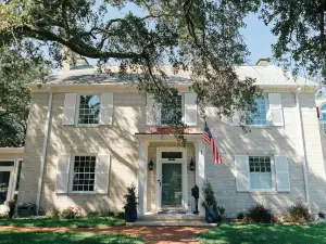 The Carriage House Inn Bed and Breakfast