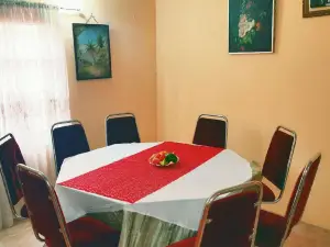 Spacious Apartment Near Mall