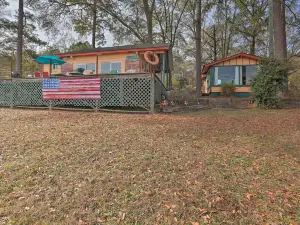 Lakeside Pleasure Island Cabin w/ Deck & Gas Grill