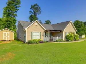 Charming Getaway with Grill 2 Mi to Newnan Square!