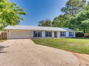 Charming Pensacola Home w/ Screened Lanai & Grill!