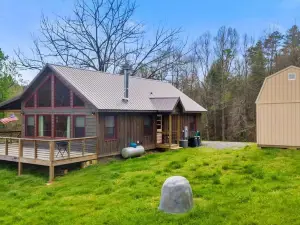 Carters Cozy Cabin - Peaceful Cabin with 13 Acres of Lawn Trees and Trails