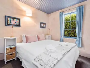 Sunny Lakeview Villa