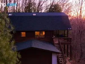 Treetops Cabin Easy to Asheville with Fast Wifi and Great View