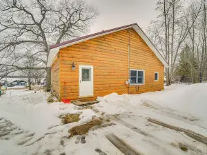 Charming Curtis House: Large Deck w/ Lake View!