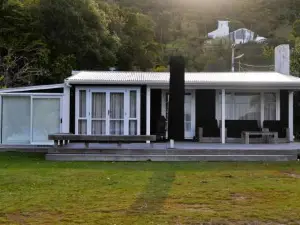Lakeside Cottage with Jetty at Lake Tarawera