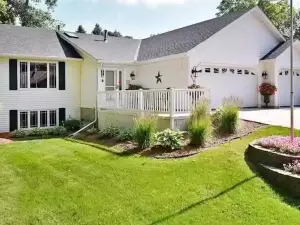 The All Inn: Beautiful 3-bedroom home 1 minute from Shattuck-St. Mary's School!