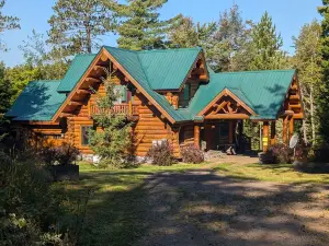 Luxury Custom Built Log Cabin with indoor pool and spa on Lake Michigamme