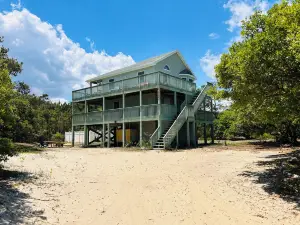 Colorful Carova Beach Oasis. Pet friendly with a Pool! 4x4