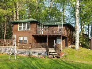 Lakefront! 3BR, 2.5 Bath, decks, dock, grill, fire pit, boats, dog friendly