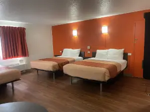 Regal 8 Inn & Suites