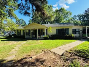 Close to downtown Camden! Sleeps 6