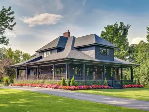 บังกะโลอุปกรณ์ศิลปะ + งานฝีมือที่สร้างสรรค์พร้อมสวน, สระว่ายน้ำ!